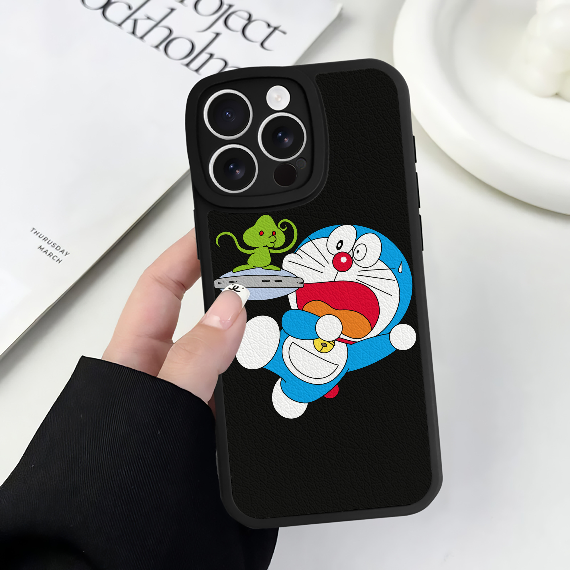 （画像用） ドラえもん Doraemon 【iPhone 16シリーズ対応】シリコンスマホケース（レザー調） 材質：シリコン